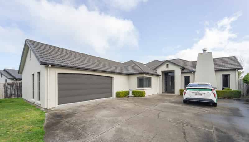 18 Darjon Drive, Huntington