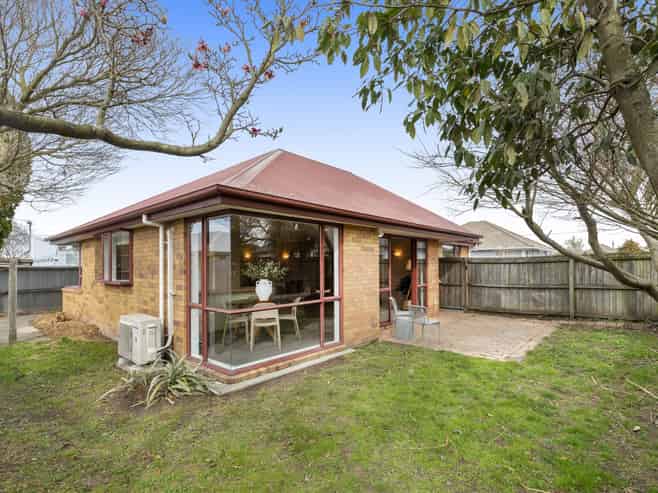 2/172 Langdons Road, Papanui