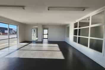 REFURBISHED | PROFILE LOCATION | GROSS LEASE
