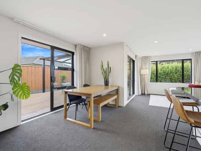 93 Sunline Avenue, Lincoln