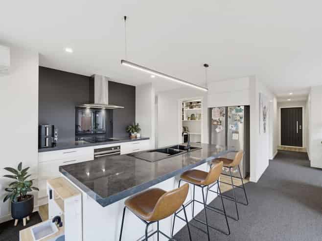 93 Sunline Avenue, Lincoln