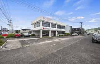 Wairau Road front 81sqm office