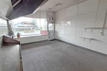52M² TAKEAWAY SHOP IN PAPATOETOE

