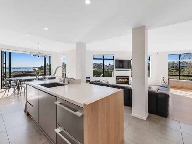27B Tamaki Bay Drive, Pakuranga