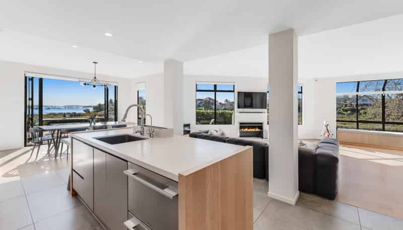 27B Tamaki Bay Drive, Pakuranga