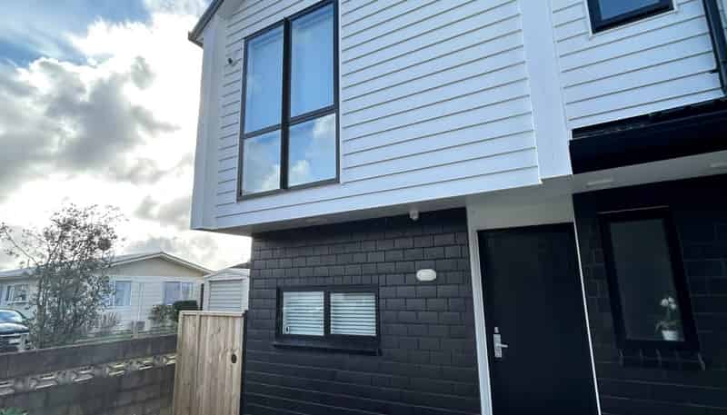 2/10 Shamrock Lane, Te Atatu Peninsula