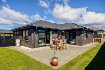 11 Greenstone Grove, Brown Owl