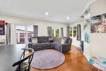 9 Wallace Crescent, Glenholme