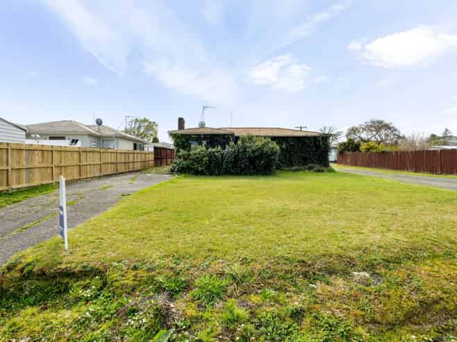 9 and 9A Mabian Crescent, Deanwell