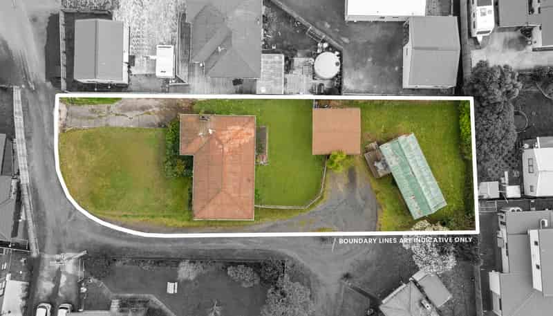 9 and 9A Mabian Crescent, Deanwell