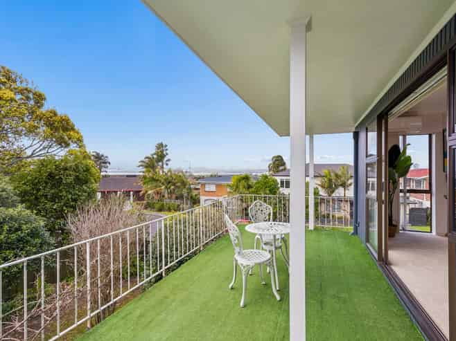 1 Sunrise Lane, Te Atatu South