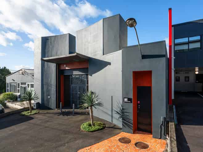 CONTEMPORARY CHARACTER - MOVE IN AND PRESS GO
