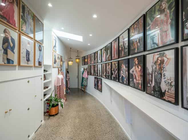 CONTEMPORARY CHARACTER - MOVE IN AND PRESS GO
