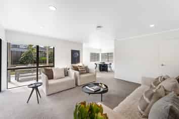 7 Pinewood Grove, Botany Downs