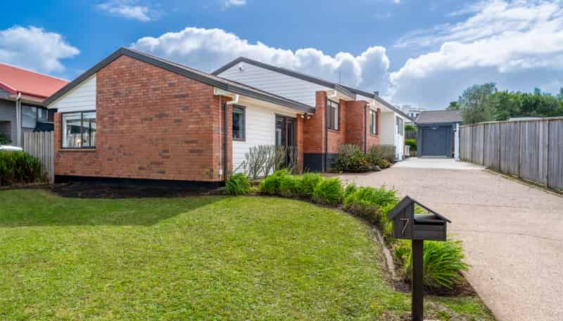 7 Pinewood Grove, Botany Downs