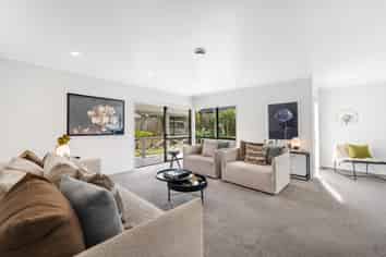 7 Pinewood Grove, Botany Downs