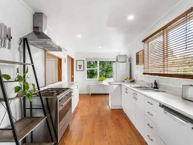 94 Lauderdale Road, Birkdale