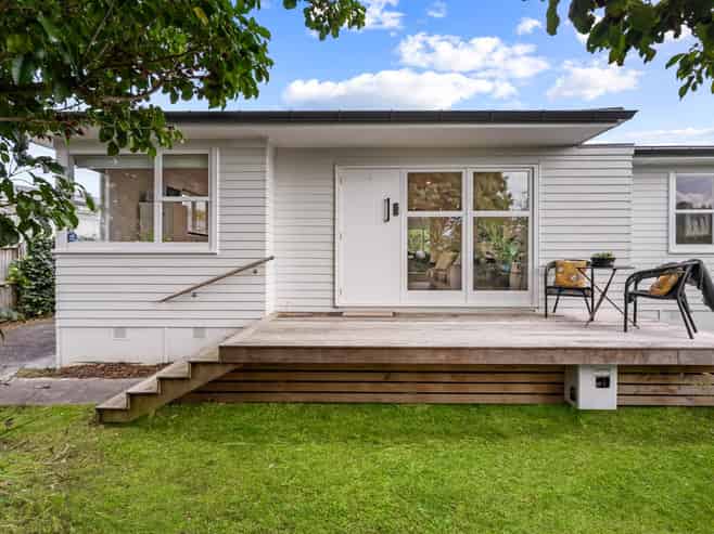 94 Lauderdale Road, Birkdale