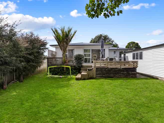 94 Lauderdale Road, Birkdale