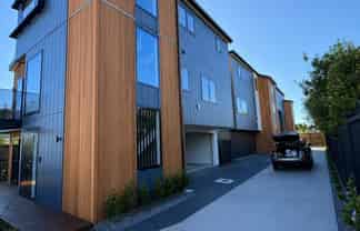 2/15 Manapau Street, Meadowbank