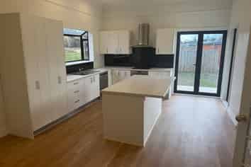 10 River Road, Ashley