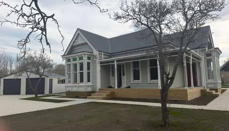 10 River Road, Ashley