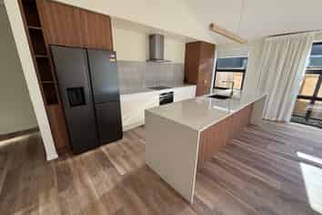 64 Wooing Tree Ave, Cromwell