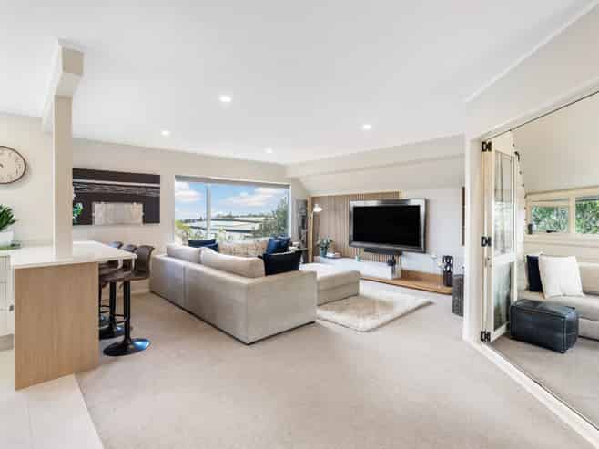 2/281A Hillsborough Road, Hillsborough