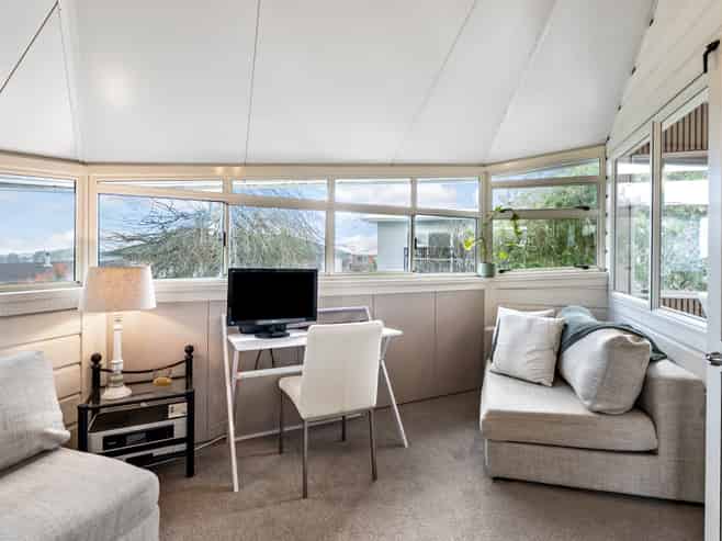 2/281A Hillsborough Road, Hillsborough