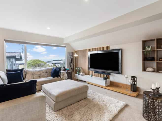 2/281A Hillsborough Road, Hillsborough
