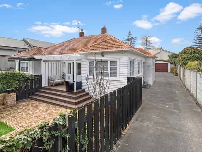 124 Selwyn Avenue, Mission Bay