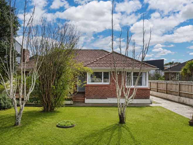 2131 Great North Road, Avondale