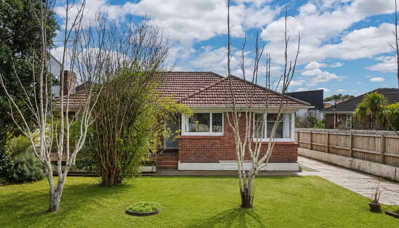 2131 Great North Road, Avondale