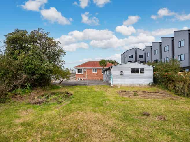 2131 Great North Road, Avondale