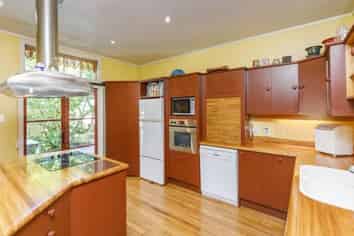24 Weston Avenue, Roslyn