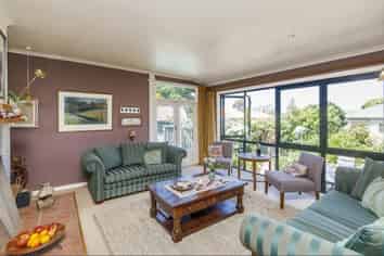 24 Weston Avenue, Roslyn