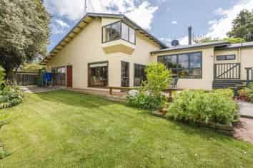 24 Weston Avenue, Roslyn
