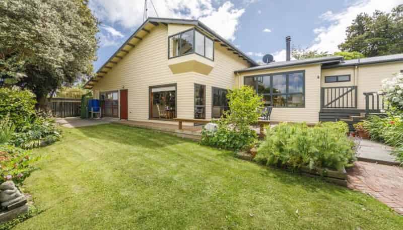 24 Weston Avenue, Roslyn