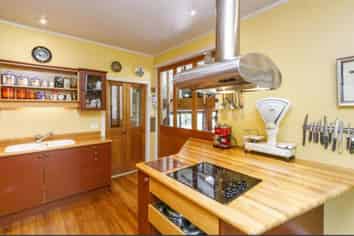 24 Weston Avenue, Roslyn