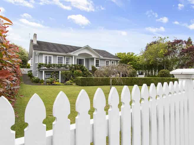 1046 River Road, Queenwood