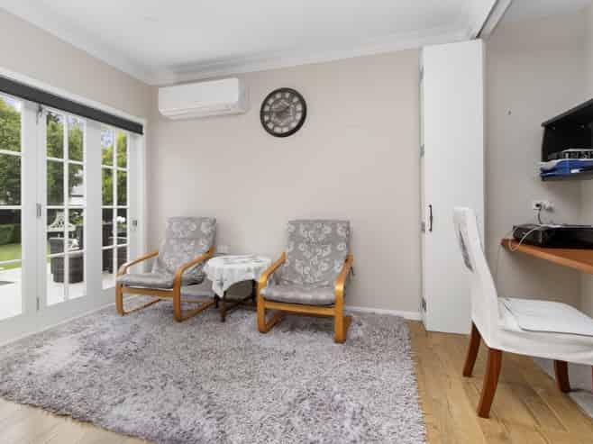 1046 River Road, Queenwood