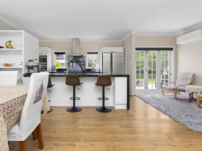 1046 River Road, Queenwood