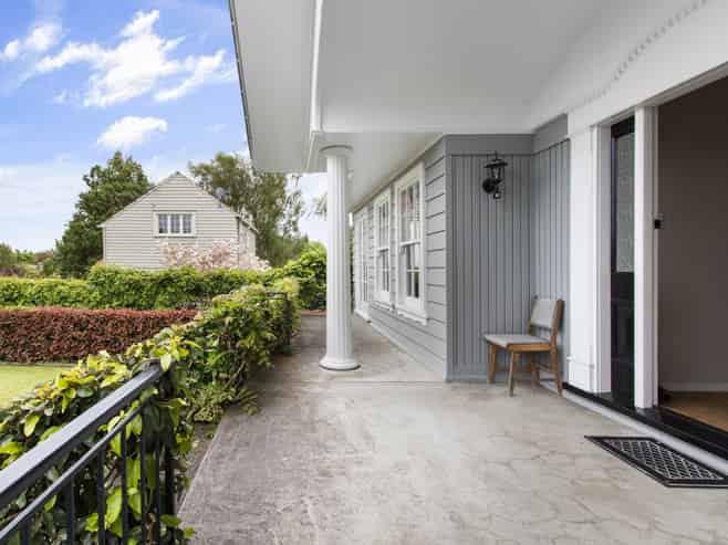 1046 River Road, Queenwood
