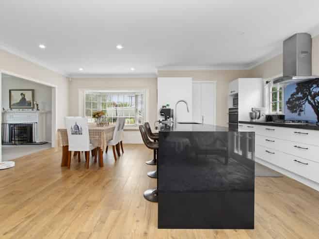 1046 River Road, Queenwood