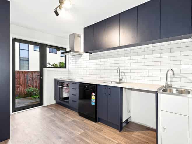 39 Hills Road, Edgeware