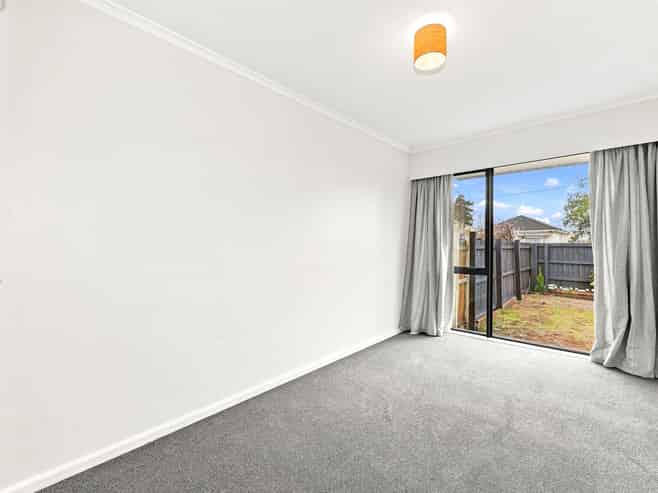 39 Hills Road, Edgeware