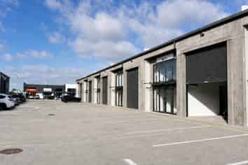 Modern Papamoa commercial opportunity