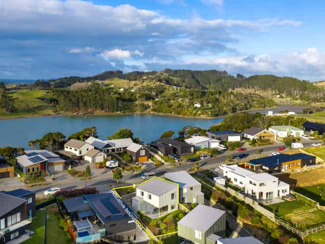 1/56 Rangitahi Road, Raglan