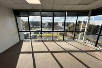 Wiri Office with Excellent Connectivity