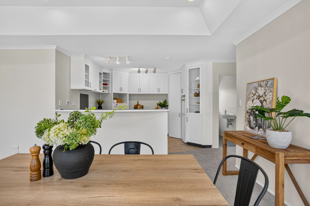 Perfect Townhouse - Location & Easy-Care Living 5